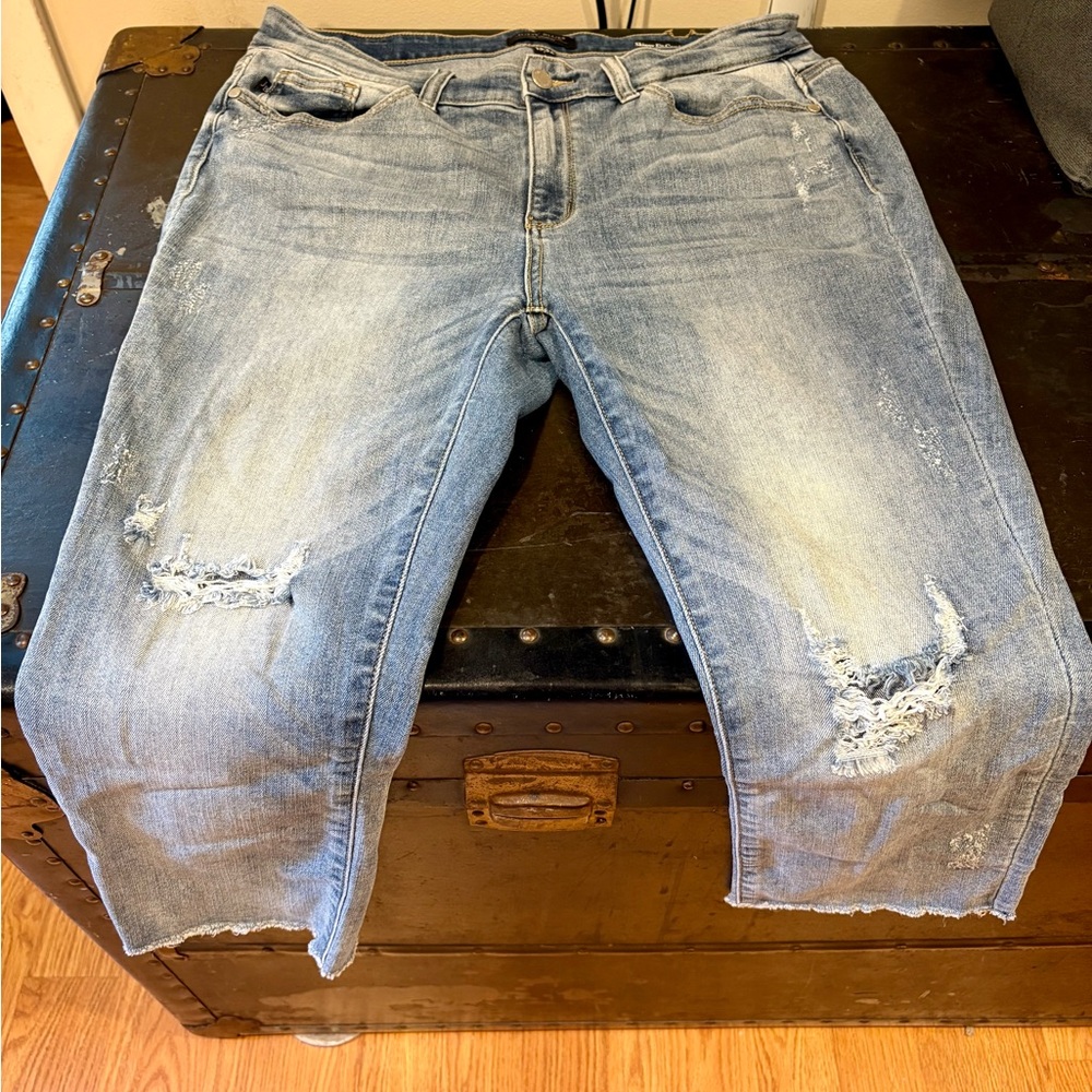 Judy Blue Light Wash Skinny Fit Capri Jeans
